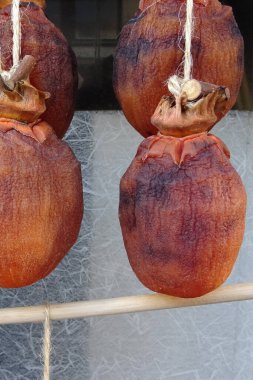 Ahşap çubukta asılı kurumuş hurma ağaçları.