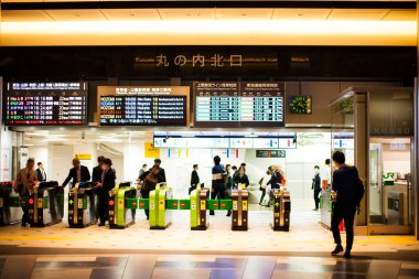 Japonya 'daki şehir metro istasyonundaki insanlar.              