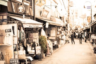 İnsanlar Japonya 'daki sokak pazarında yürüyor ve alışveriş yapıyorlar.