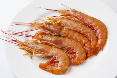 Tabakta kaynamış karides, yakın çekim. 