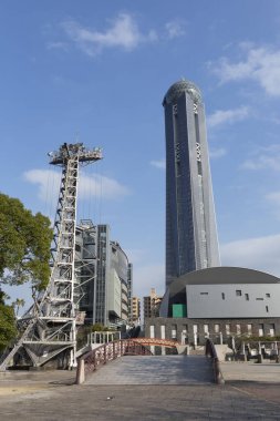 Cesur modern mimarinin görünüşü bu canlı şehir manzarasını tanımlar.