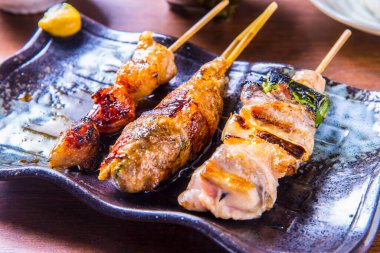 Şişte ızgara et, yakın görüş.