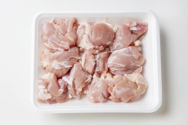 Beyaz arka planda pakette taze tavuk eti, üst görünüm