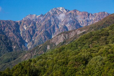 Kafkasların dağlarındaki dağ manzarası.