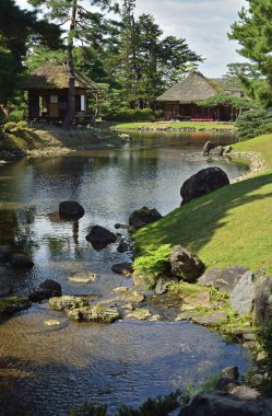 Göl manzaralı Japon bahçesi