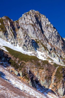 Kışın dağ zirveleri