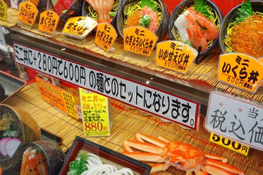 Cam tezgahın arkasında renkli Japon deniz ürünleri sergileniyor.