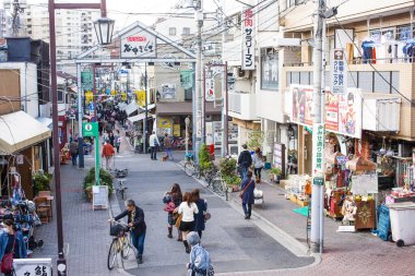 Asya şehrinin merkezinde yürüyen insanlar.