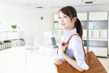 Genç Asyalı mutlu kadın ofiste.