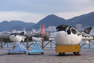 Rıhtım yakınında büyük balık heykelleri