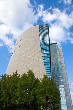 Gündüz şehirde ağaçlarla modern şehir mimarisi 