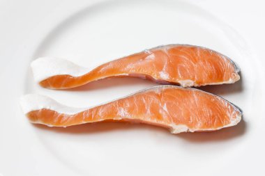 Beyaz zemin üzerinde izole edilmiş somon dilimleri