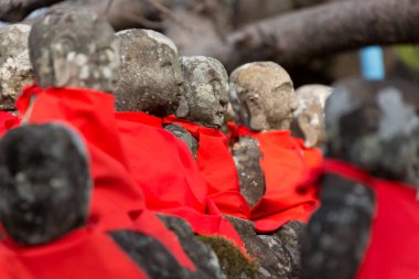 Japonya 'da kırmızı elbiseli Budist Jizo heykelleri