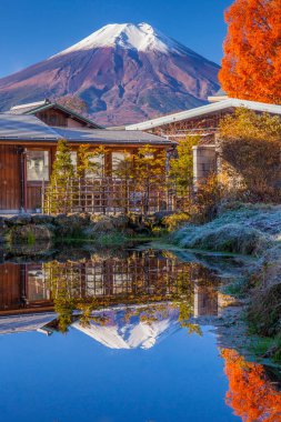 Fuji Dağı ve Kawaguchiko Gölü Sonbaharda, Japonya.