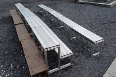 Boş metal bankların ve açık alandaki koltukların yüksek açılı görüntüsü