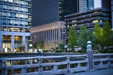 Akşam kentinde modern binalar 