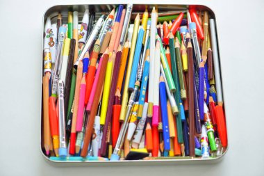 arkaplanda bir sürü renkli kalem var, kapat