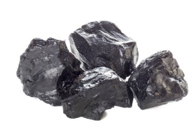 Siyah kömürler beyaz arkaplanda izole