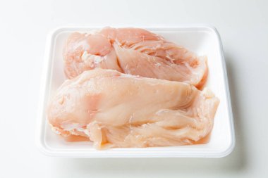 Plastik kabın içinde çiğ tavuk göğsü