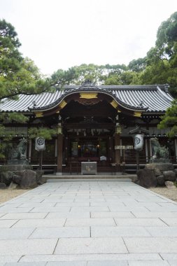 Park alanındaki geleneksel Japon tapınağının karmaşık ayrıntıları