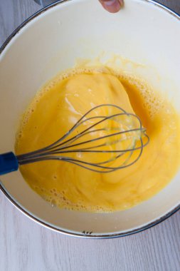 Yumurtaları çırpıcıyla karıştırmak 