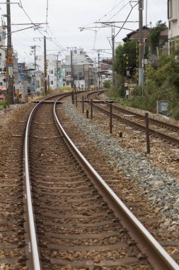 Şehirde gündüz vakti boş tren rayları 