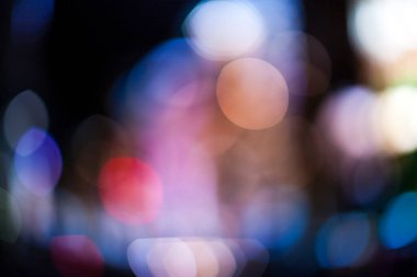 Bokeh gece sokağında ışıktan bulanıklaştı