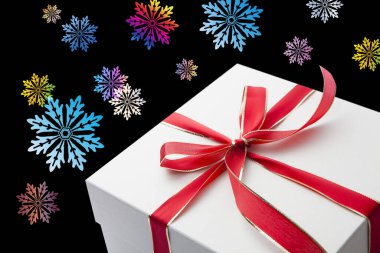 Kurdeleli Noel hediyesi kutusu ve ışık saçan bir arka plan. yeni yıl konsepti.