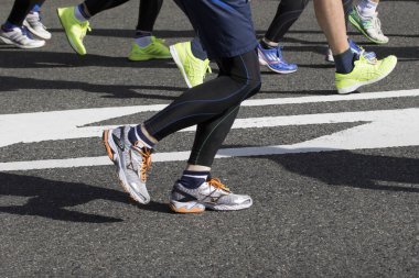  Spor ayakkabılarla koşan bacaklar yol arka planında     