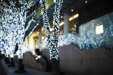 Noel 'de sokakta ışıklandırılmış ağaçların yakın plan çekimi