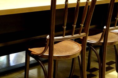 Ahşap masa ve içi boş sandalyeler.