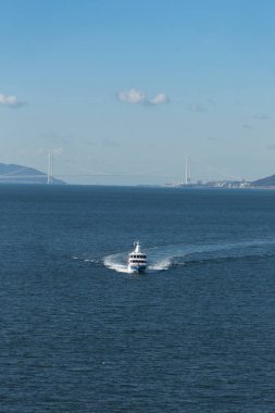 Denizde Uzaktaki Askı Köprüsü 'ne doğru Küçük Tekne Seyahati