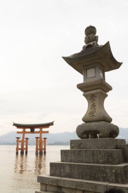 Japonya Miyajima 'daki Itsukushima tapınağının yüzen Torii kapısı.