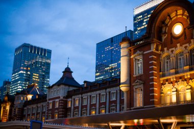 Tokyo İstasyonu Tokyo, Japonya 'da gece