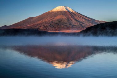 Japonya 'da güzel Fuji dağı ve Kawaguchiko Gölü.