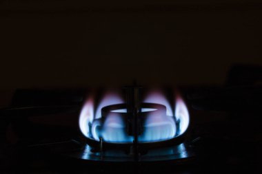 Ocakta yanan gaz ocağı, karanlık arka plan.