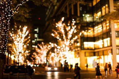 Gece vakti ağaçlardaki noel ışıkları