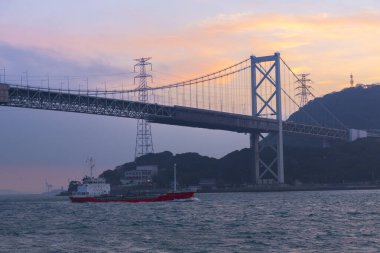 Gün batımında köprü manzarası