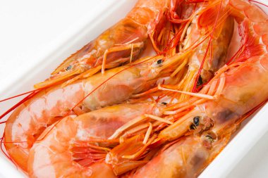 Tabakta kaynamış karides, yakın çekim. 