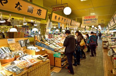 Müşteriler pazar koridorunda geziniyor.