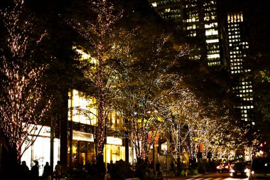 Geceleri şehirdeki modern binalar