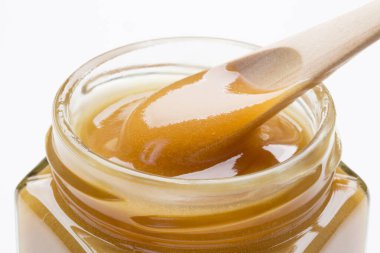 Beyaz arkaplanda izole edilmiş tatlı taze balın yakın görüntüsü