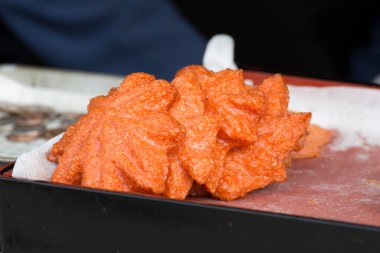 Güzel hazırlanmış portakallı pasta sergileniyor.