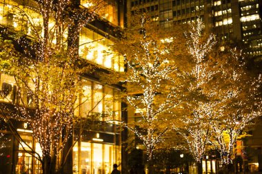 Geceleri şehrin modern binası. 