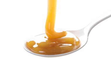 Beyaz arkaplanda izole edilmiş tatlı taze balın yakın görüntüsü