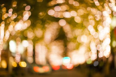 Yılbaşı ışıkları ve bokeh ile bulanık arkaplan.