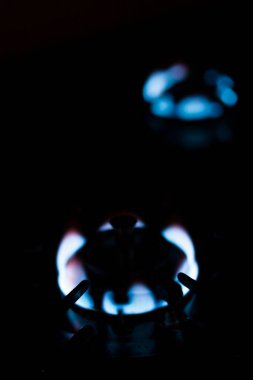 Ocakta yanan gaz ocağı, karanlık arka plan.