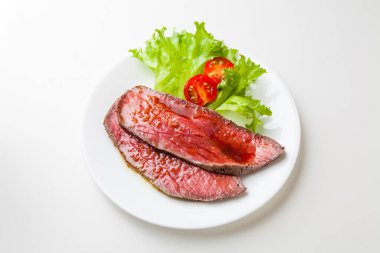 Marul yapraklı ve domatesli ızgara biftek.