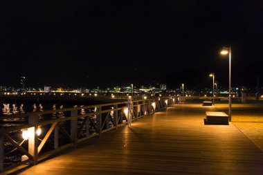 Geceleri ahşap setin güzel manzarası