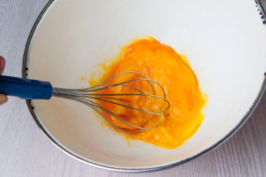 Yumurtaları çırpıcıyla karıştırmak 